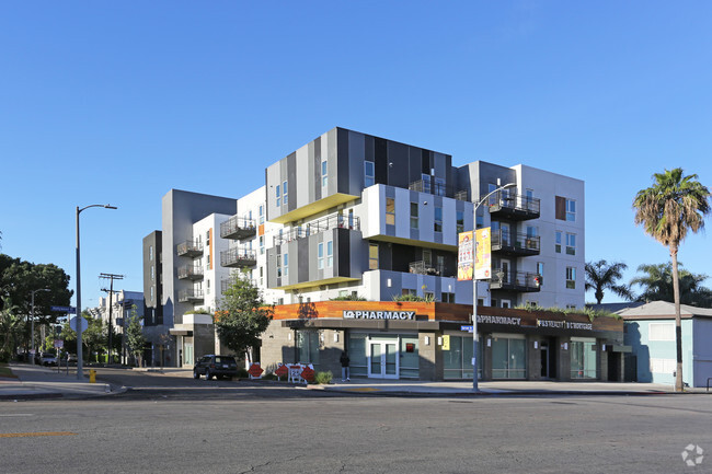 Foto del edificio - 5400 Hollywood Family Apartments