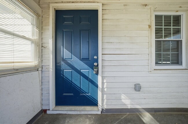 Building Photo - GORGEOUSLY REMODELED 2 BED HOUSE FOR RENT IN HAMPTON!