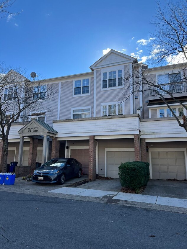 Foto principal - Renovated Townhome with Garage