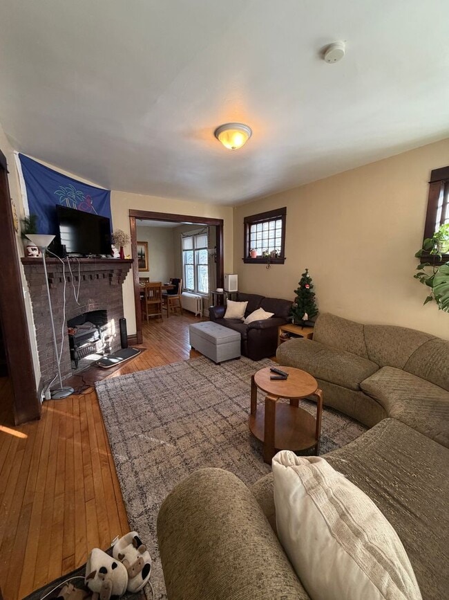 Building Photo - AVAILABLE JUNE 1st - 4 Bed, 1.5 Bath Bungalow