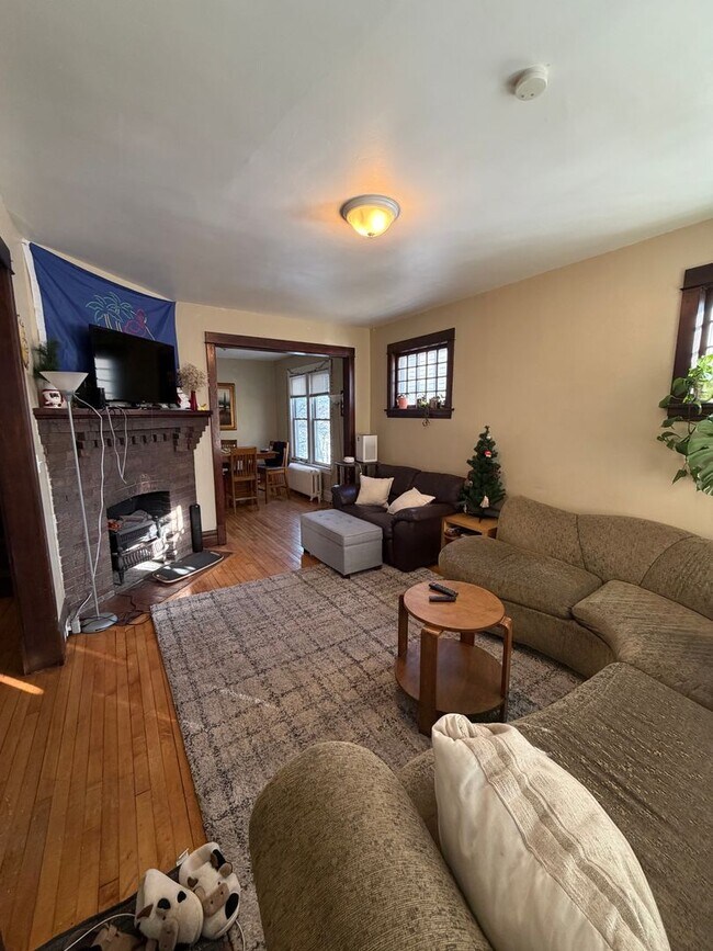 Foto del edificio - AVAILABLE JUNE 1st - 4 Bed, 1.5 Bath Bungalow