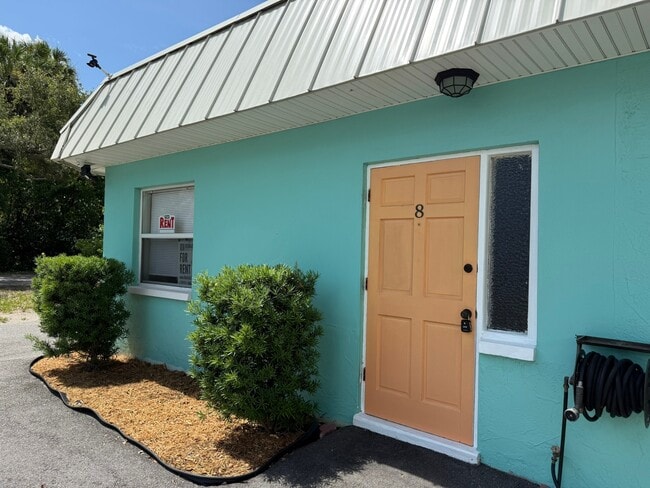 Building Photo - 2 Bed/1 Bath - Unit 8