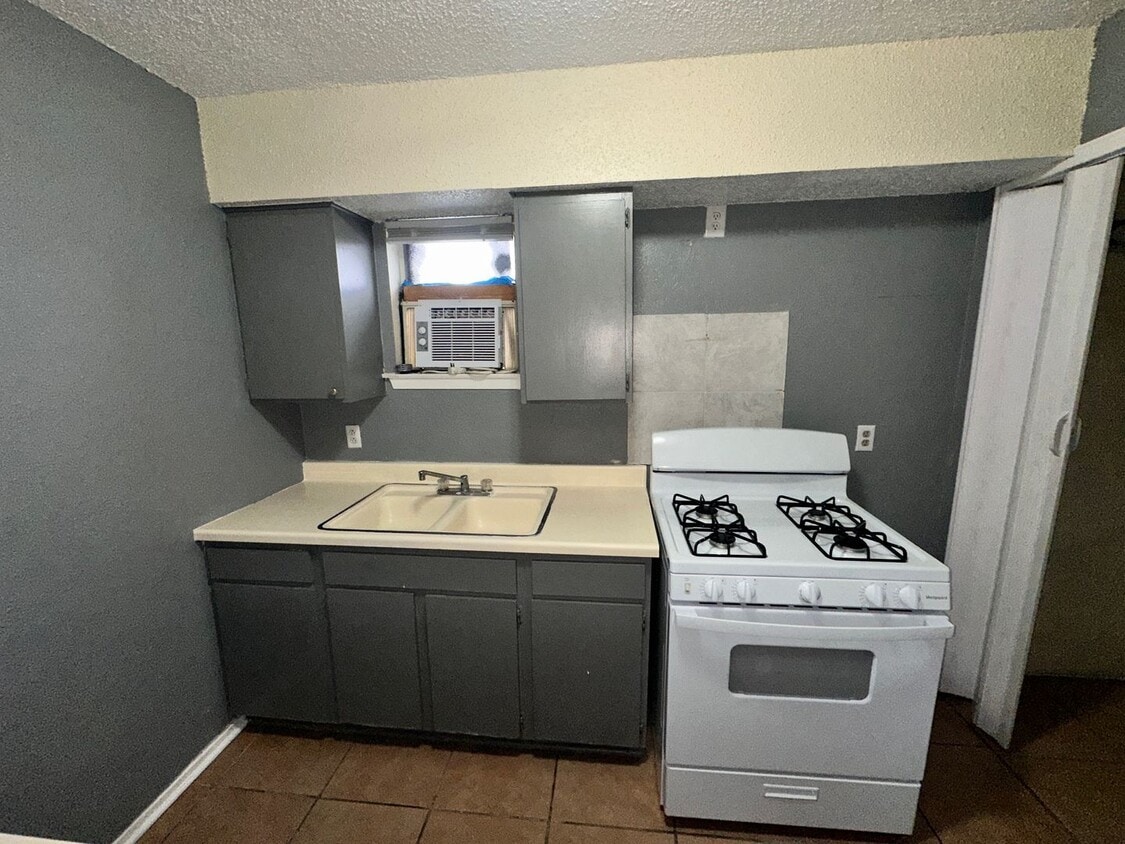 Building Photo - Cozy and affordable Studio