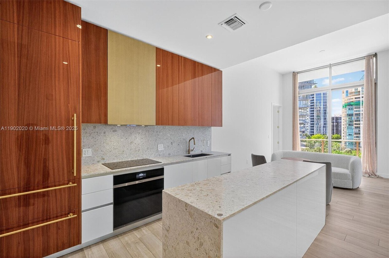 Foto principal - 2655 S Bayshore Dr