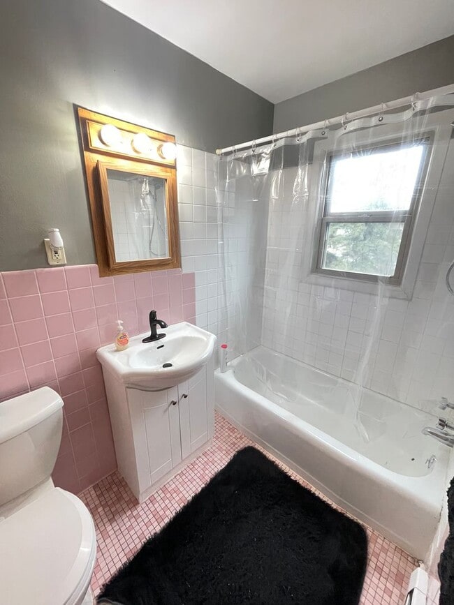 Building Photo - Available Now! - 1 Bed 1 Bath Apartment