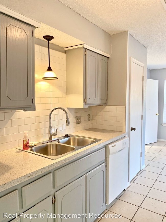 Building Photo - 3 br, 2 bath House - 12303 SW 13th