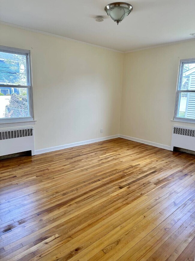 1975 Central Dr S, East Meadow, NY 11554 House Rental in East Meadow, NY