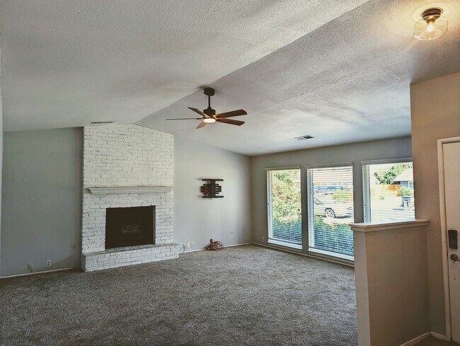 Building Photo - 446 N Vista St