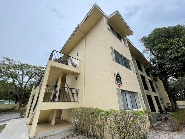 Building Photo - 2550 SW 18th Terrace