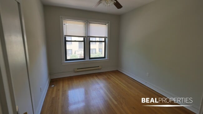Building Photo - 1127 W Oakdale Ave