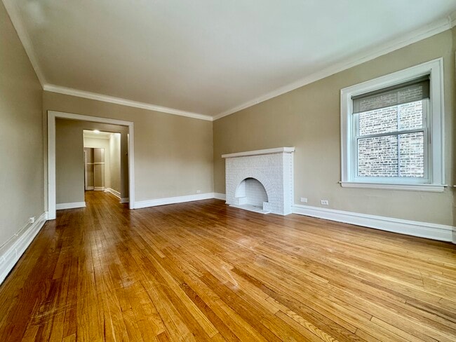 Living Room / Family Room - 4831 W Roscoe St