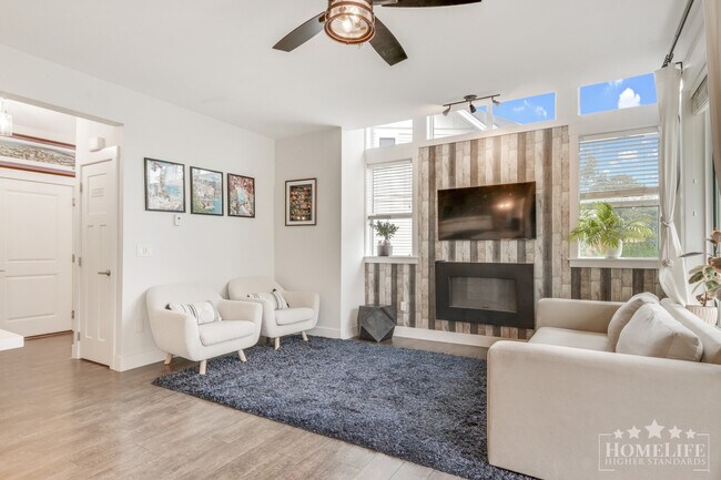 Building Photo - Modern & Spacious 3 Bed + Family Room | 2.5 Bath Townhouse for Rent in Promontory, Chilliwack