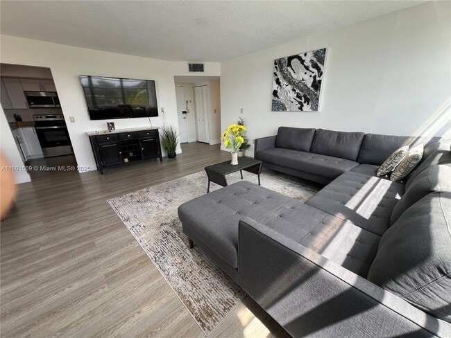 Foto del edificio - 1301 NE Miami Gardens Dr
