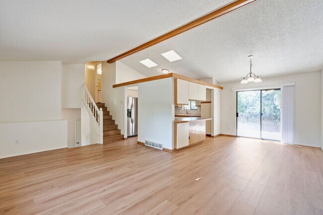 Building Photo - Updated 4 bedroom Convenient Location
