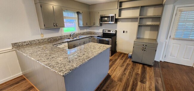 Foto del edificio - Great private home convenient to I40, Airport and Farmers Market