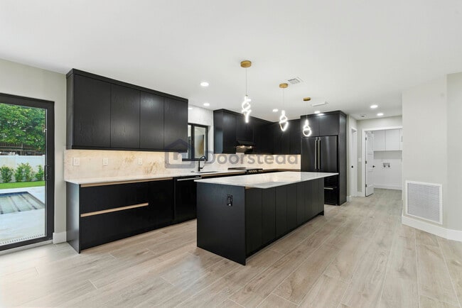 Building Photo - 6886 Tradewind Way