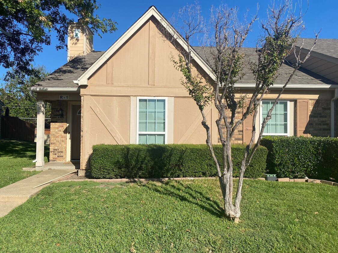 Primary Photo - 2500 E Park Blvd