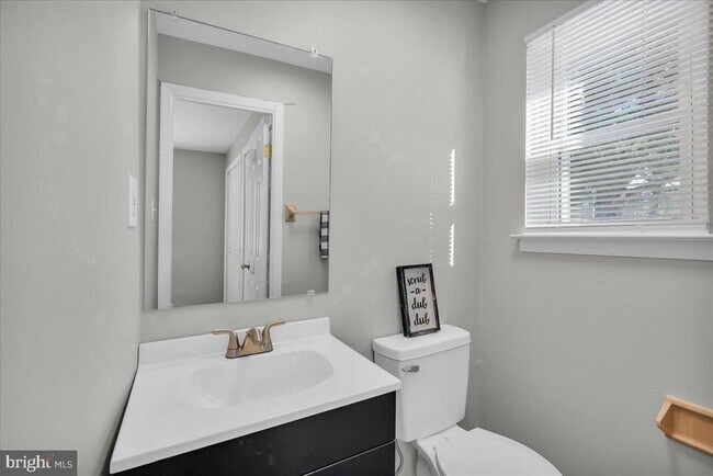 Building Photo - 915 Silver Ct