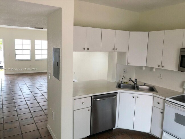 Foto del edificio - 9837 W Okeechobee Rd