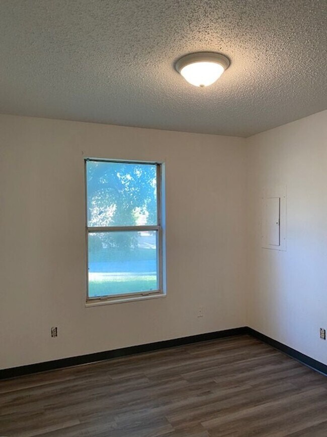 Building Photo - Newly Remodeled!