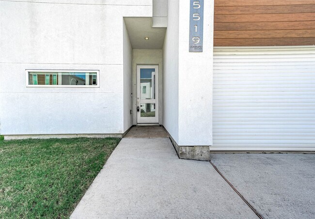 Foto del edificio - 5519 Paraiso Pl