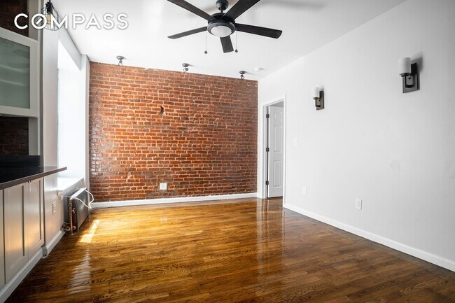 Foto del edificio - 1182 Putnam Ave