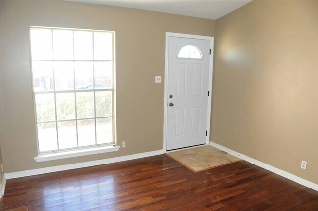 Foto del edificio - 8522 Bradford Dr