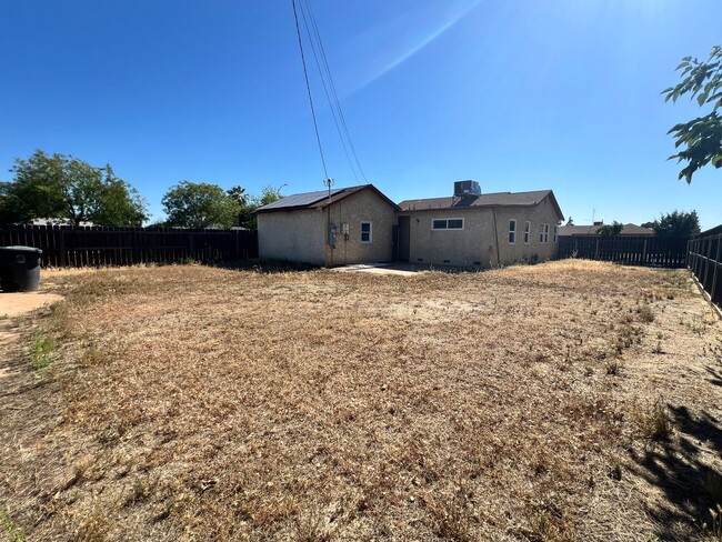 Building Photo - Madera home for rent- corner lot with solar