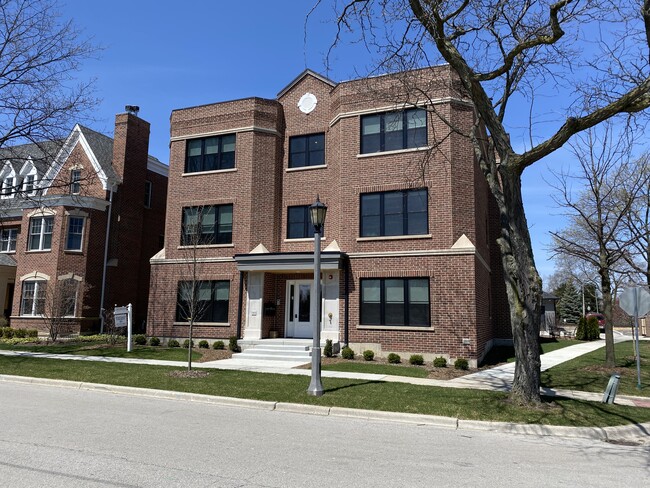 Building Photo - 1401 W Cossitt Ave