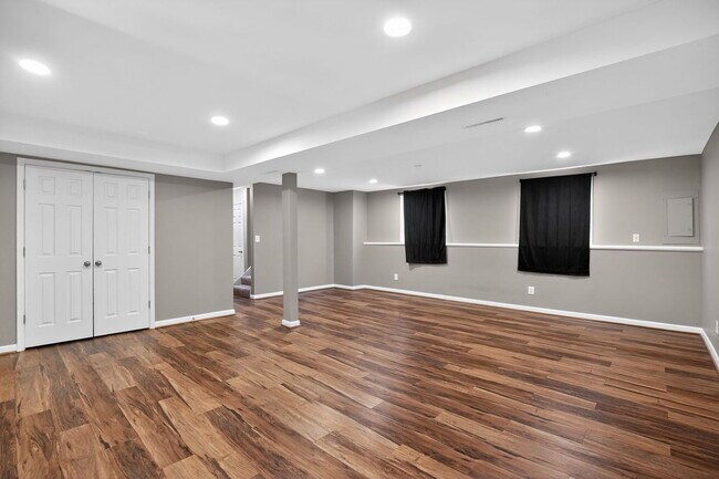 Building Photo - 46483 Rosewood Dr
