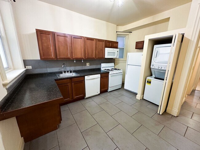 Foto del edificio - 4-BEDROOM DEPAUL UNIVERSITY APARTMENT – FI...