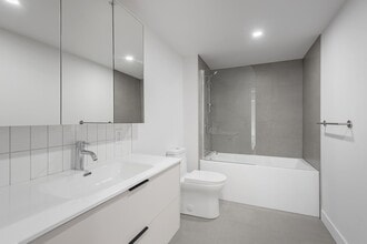 Building Photo - 2198 Boul. de Maisonneuve E