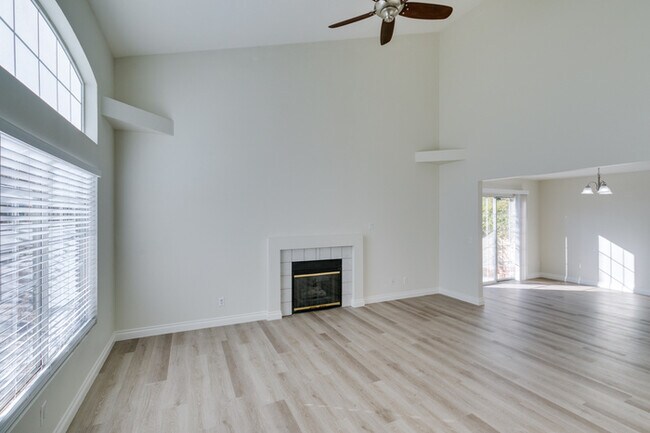 Foto del edificio - North Summerlin Townhouse with attached ga...