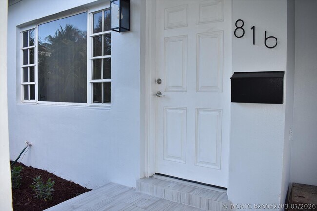 Building Photo - 816 SE 6th Ct