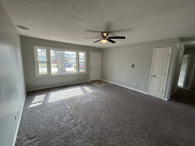 Building Photo - 3 Bedroom, 1 Bathroom Home!