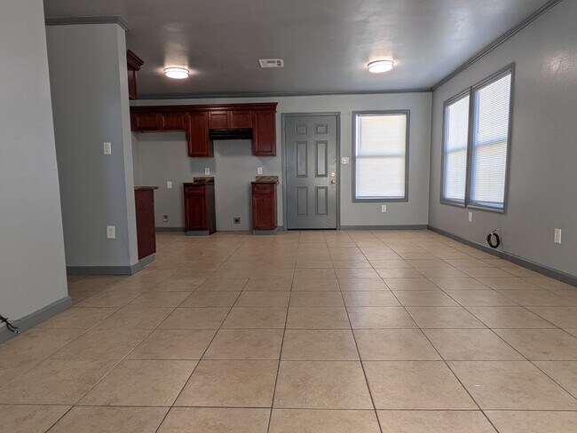 Las áreas de sala de estar, comedor y cocina fluyen juntas, ideal para el entretenimiento. - 807 21st St