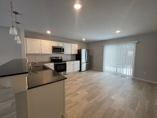 Building Photo - Four Bedroom Home in Galesburg