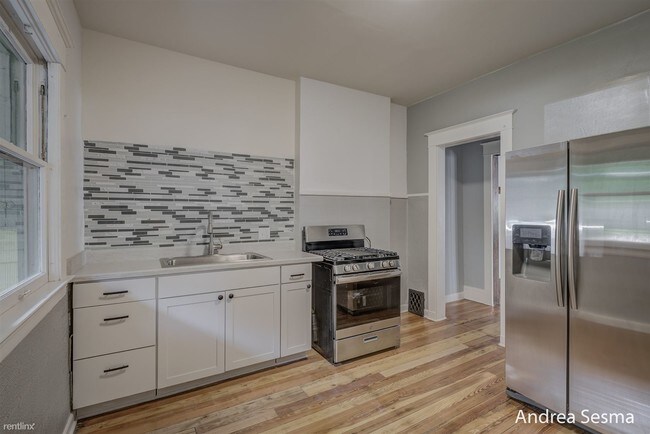 Building Photo - 750 College Ave SE