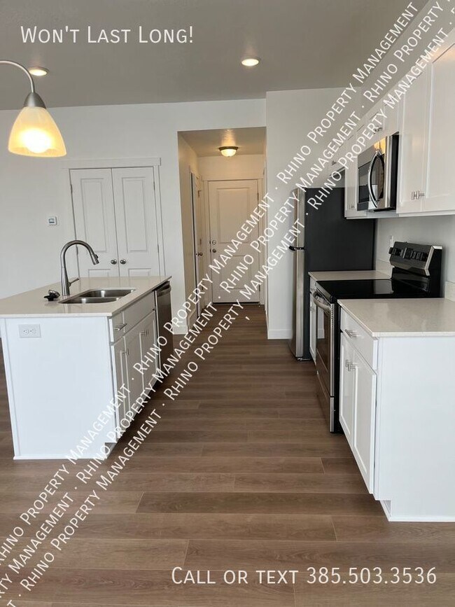 Building Photo - REDUCED RENT! 3 Bedroom/2.5 Bathroom townh...