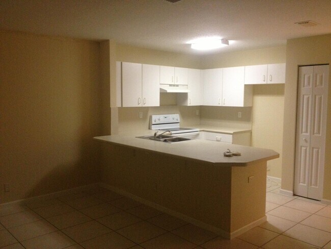 Building Photo - 958 Summit Lake Dr