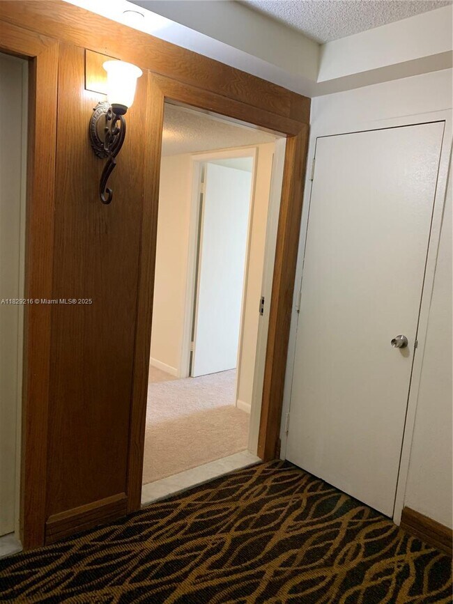 Foto del edificio - 18181 NE 31st Ct