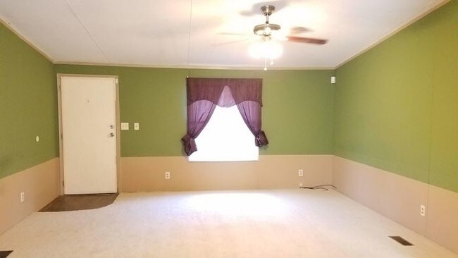 Building Photo - 3 bedroom 2 bath home on a nice sized lot.