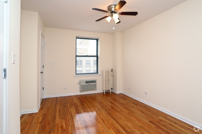 1BR, 1BA - 639SF - Living Room - Uptown Regency - 5050 N Sheridan Rd