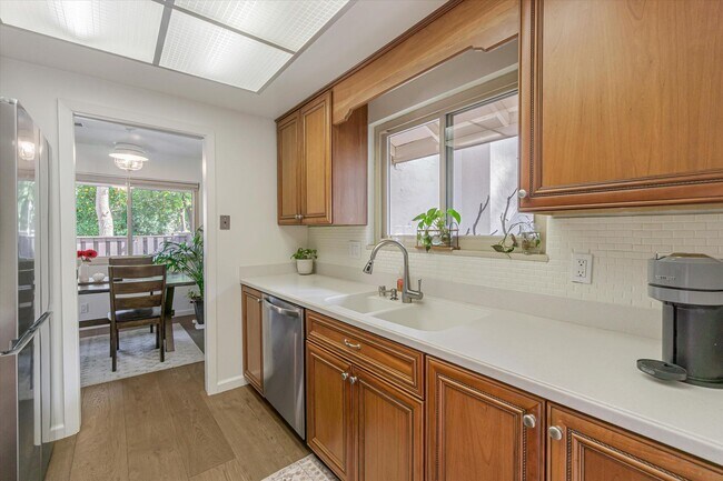 Building Photo - Freshly Renovated, End Unit Town-House Ava...