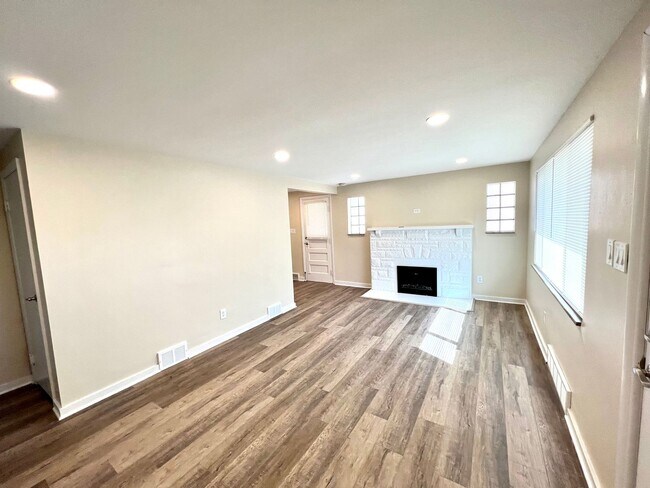 Foto del edificio - Fantastically updated three bedroom two bath house in the heart of Dormont