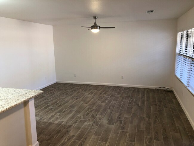 Foto del edificio - Beautiful Duplex!