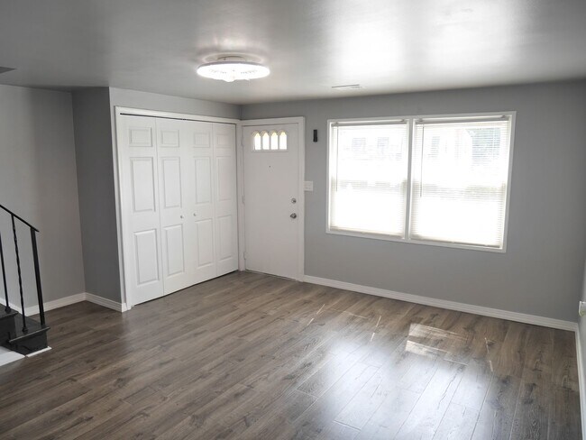 Foto del edificio - Freshly Renovated & Move-in Ready- Parkvil...