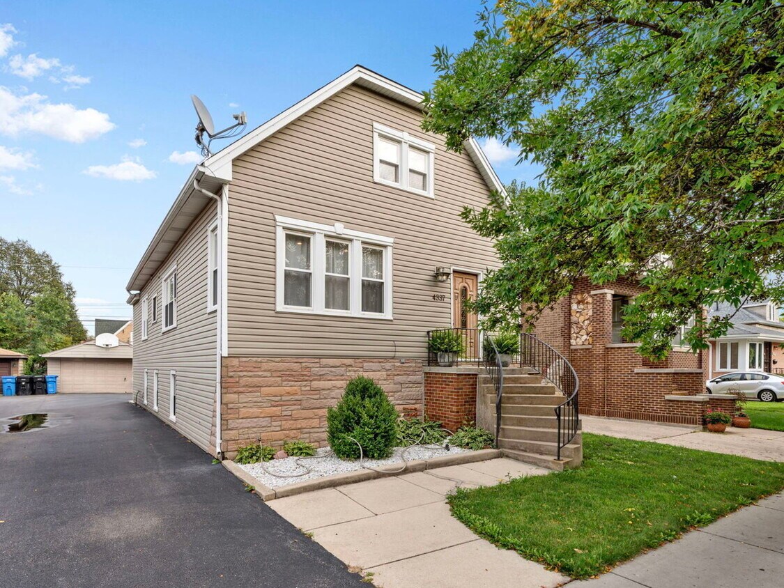 Primary Photo - 4337 N Narragansett Ave