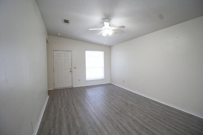 Building Photo - Well-Maintained 3BR Home in Bay Pine Villa Near NAS Pensacola with Open Layout & Private Backyard