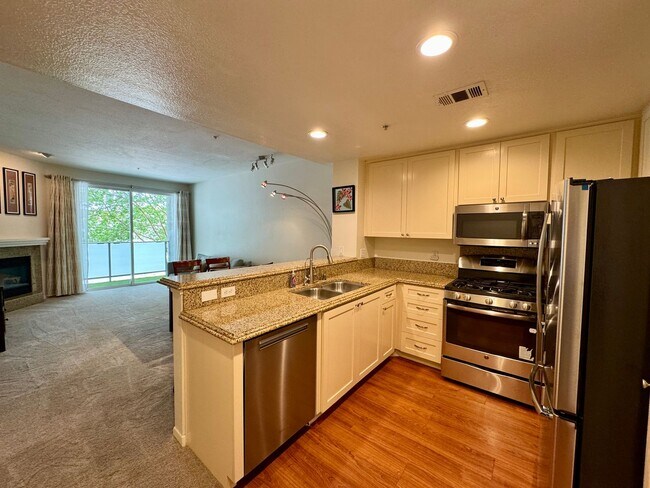 Foto del edificio - Enjoy the Best of Pasadena from This Beautifully Maintained Condo